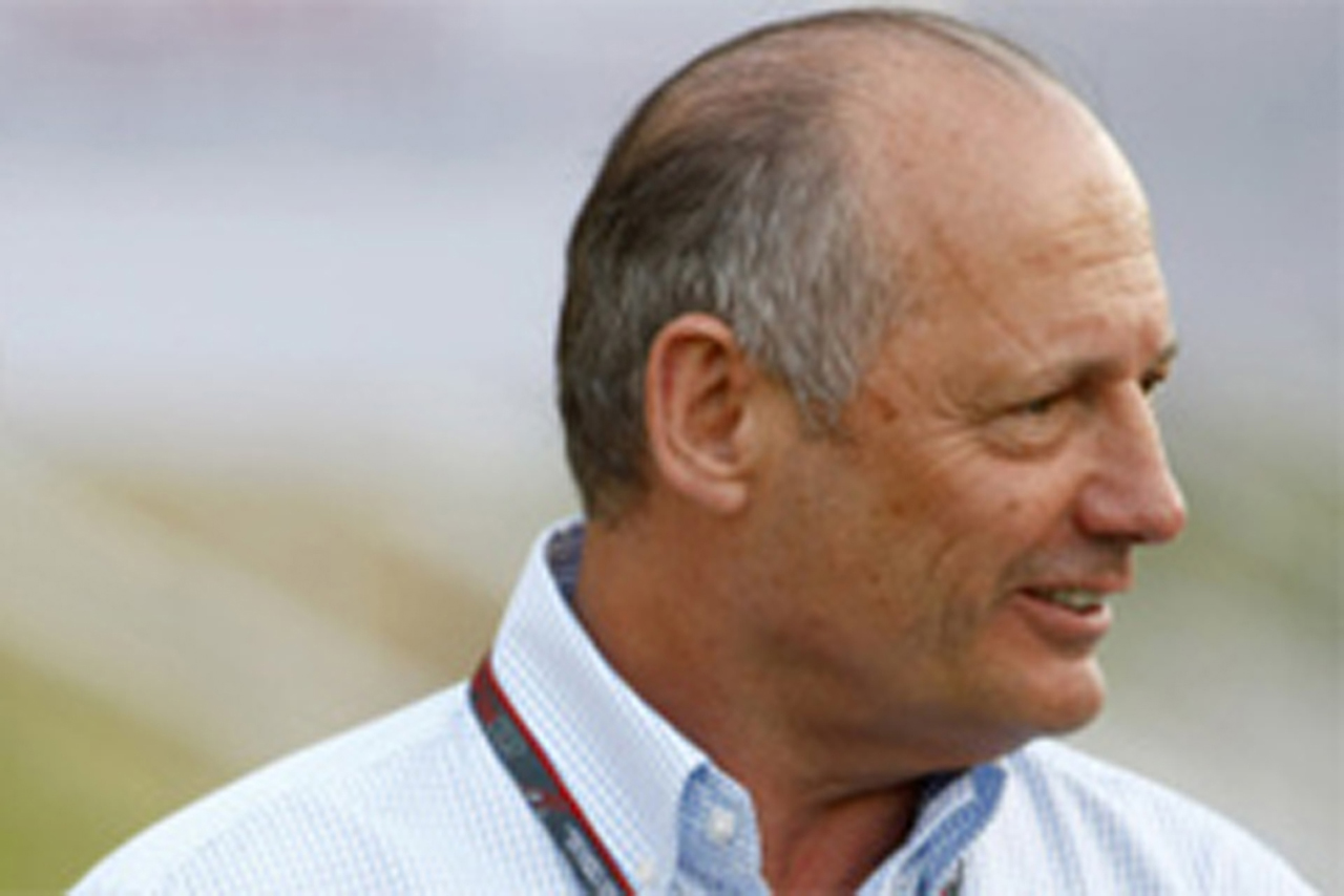 ロン・デニス、ベッテルの燃料不足を疑う