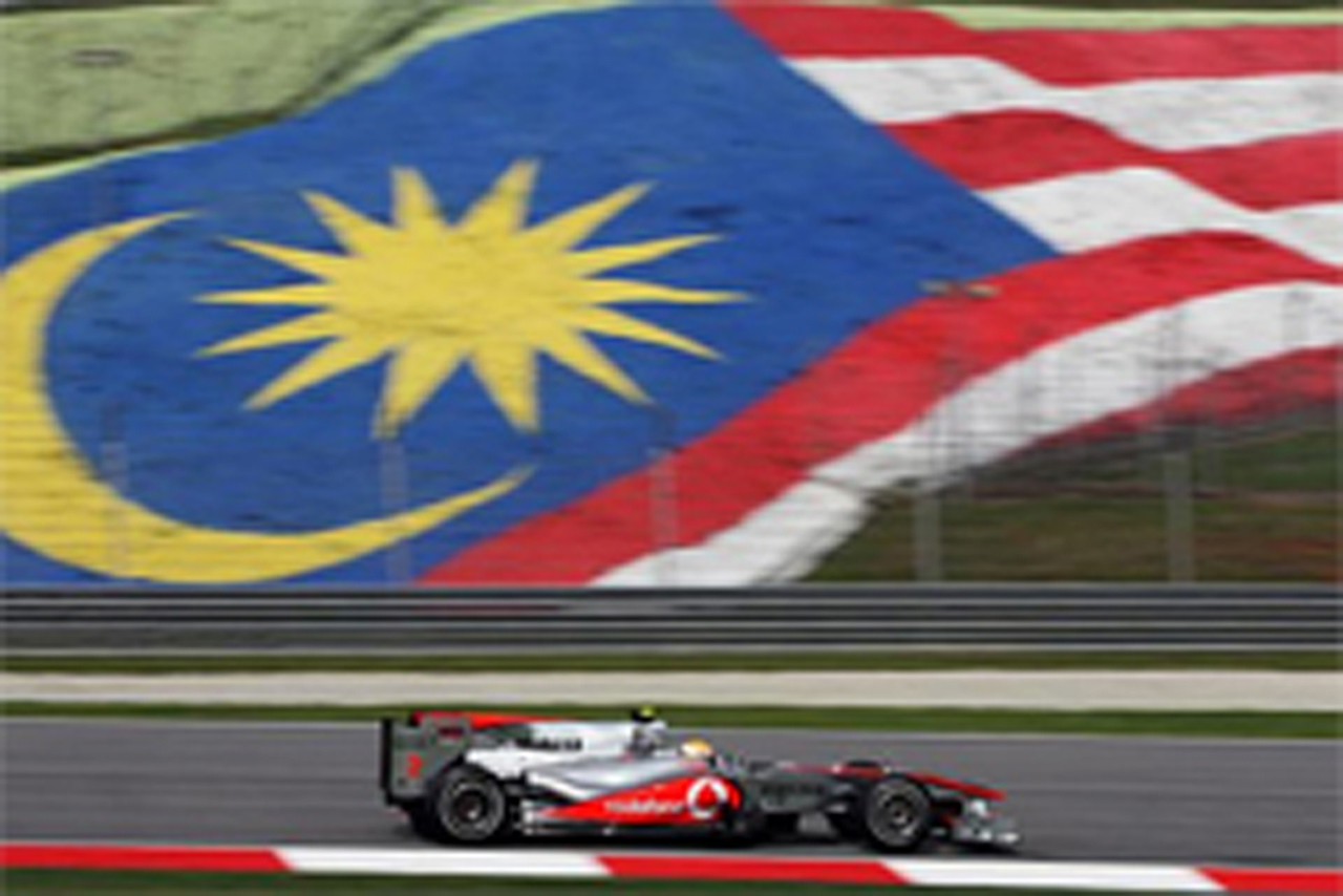 F1マレーシアGP フリー走行1回目:ルイス・ハミルトンがトップタイム