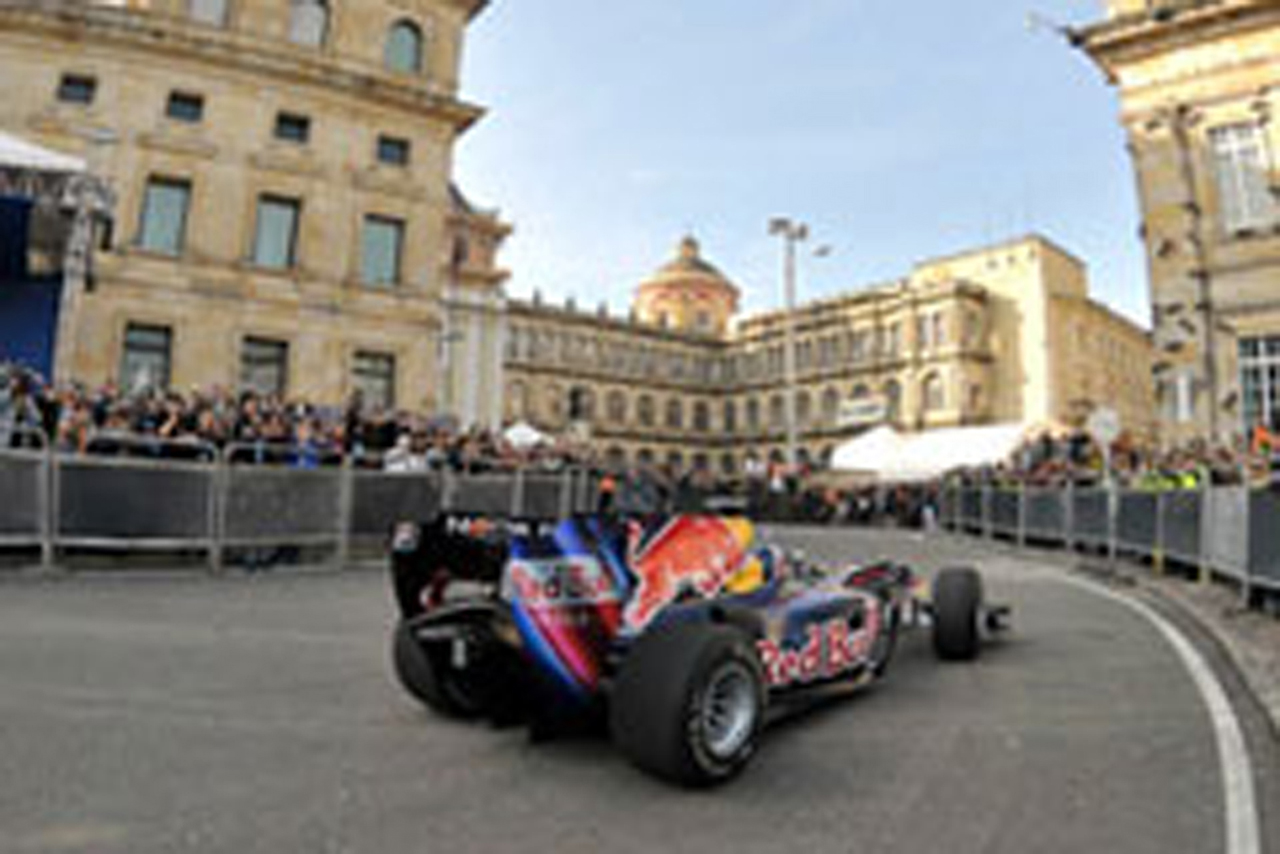デビッド・クルサード、コロンビアでF1デモ走行