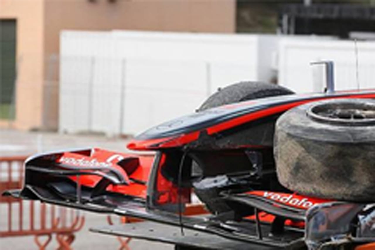 ルイス・ハミルトン、トラブルは石が原因か
