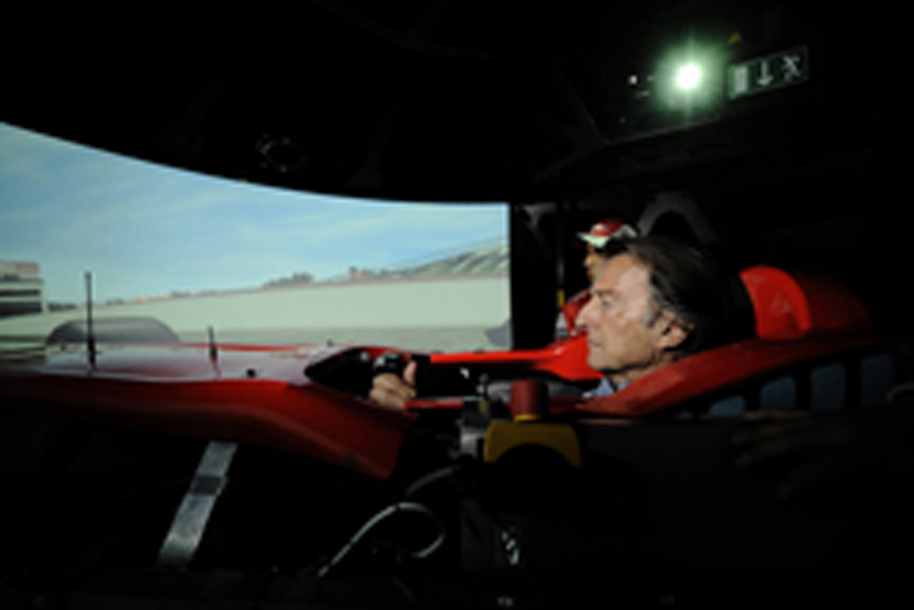 ルカ・ディ・モンテゼーモロ会長、フェラーリのシミュレーターに挑戦