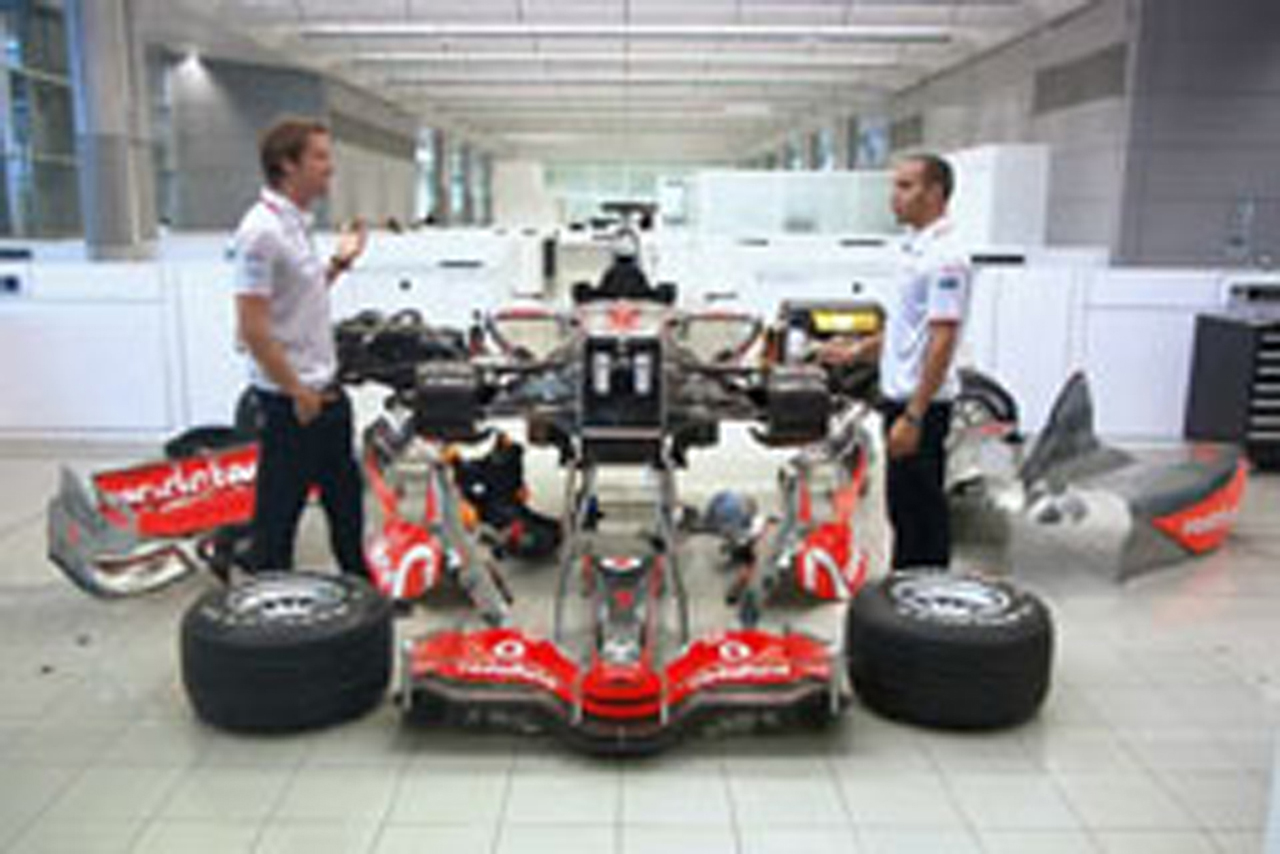 ボーダフォン、バトンとハミルトンがF1マシンを組み立てる新CMを公開