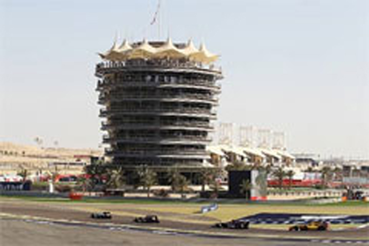 F1チーム、バーレーンでの2011年プレシーズンテストを議論