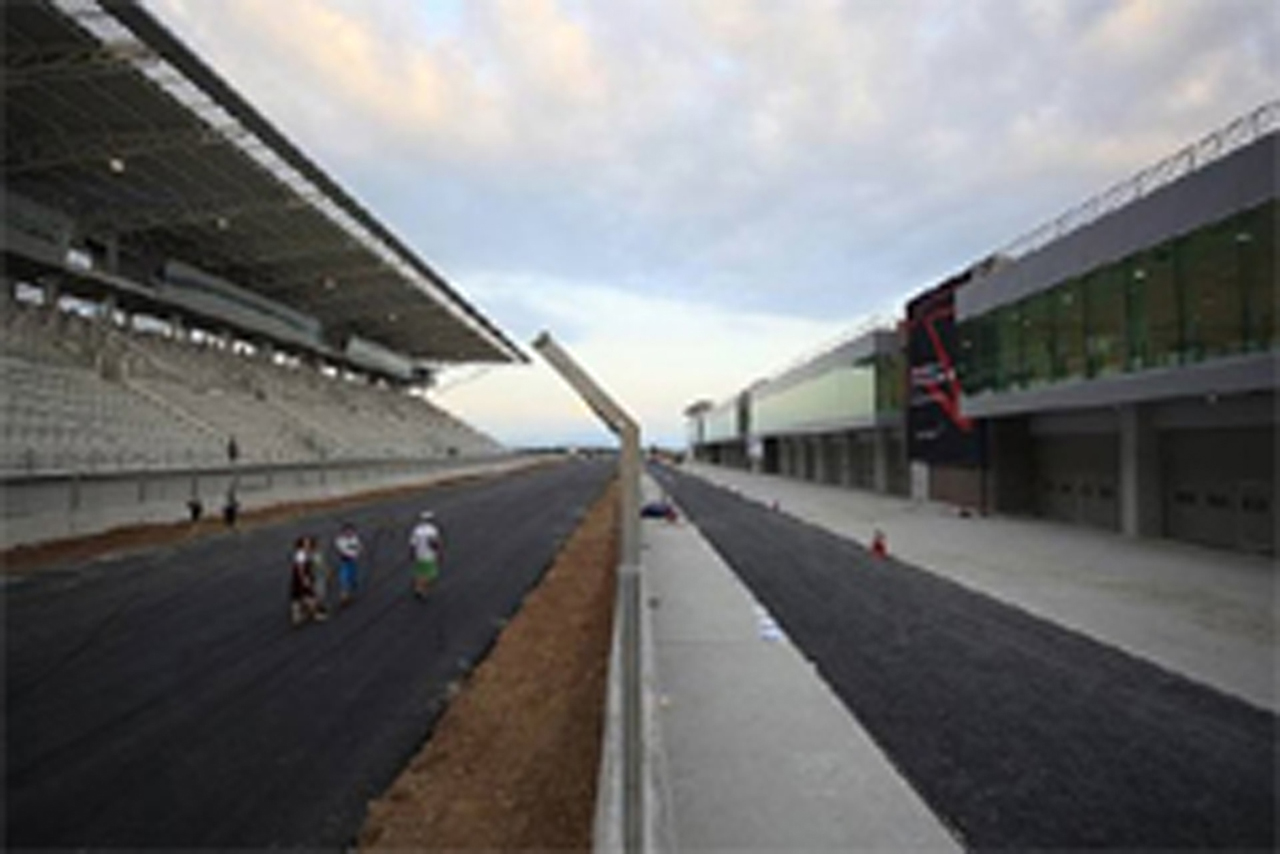 F1韓国GP、建設作業中にクレーン転倒も被害は小規模