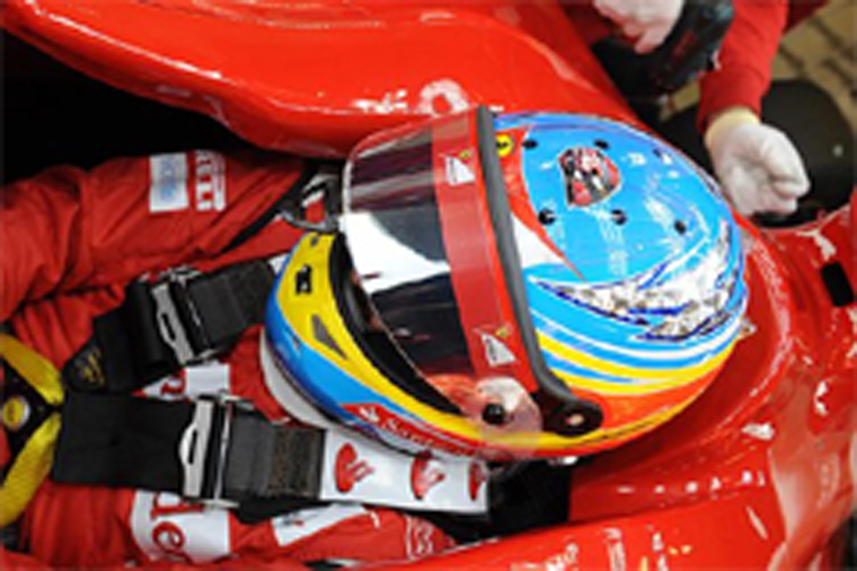 フェルナンド・アロンソ、ヘルメットにロバート・クビサのイラスト