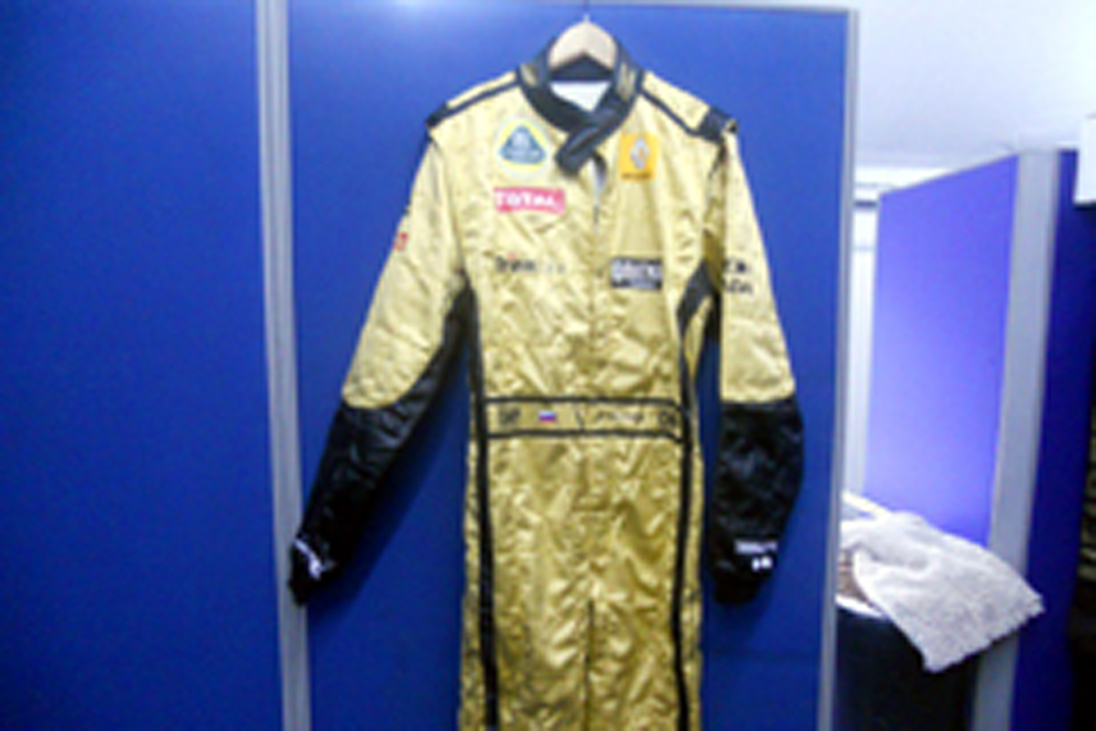 ロータス・ルノーGP、マレーシアでゴールドのレーシングスーツを着用