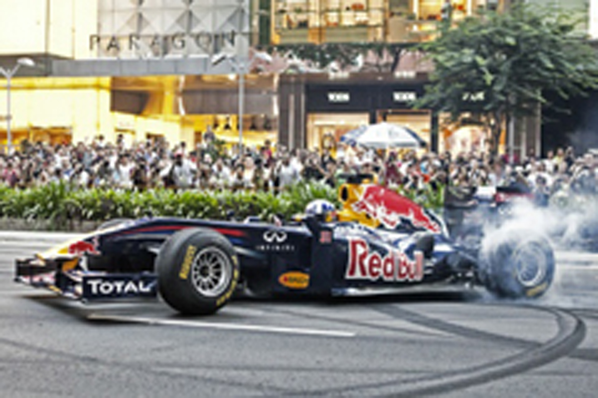動画:レッドブル、シンガポールでF1デモ走行