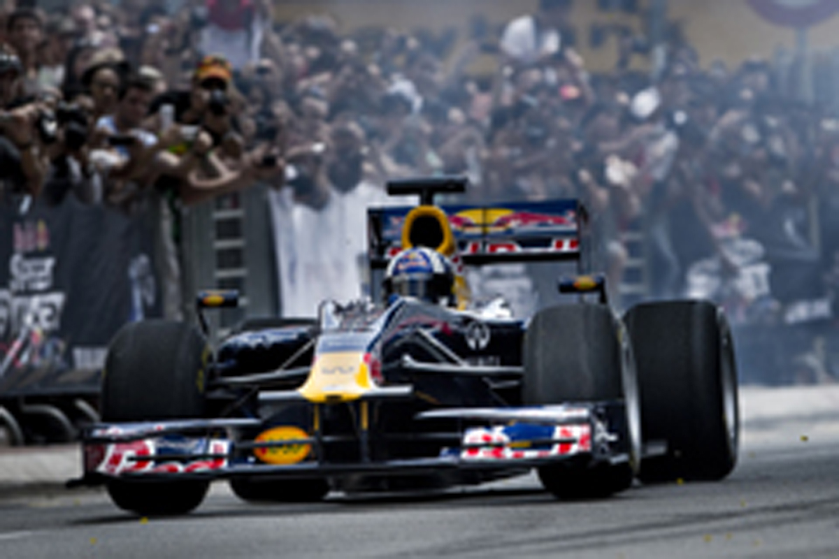 動画:レッドブル、マレーシアでF1デモ走行