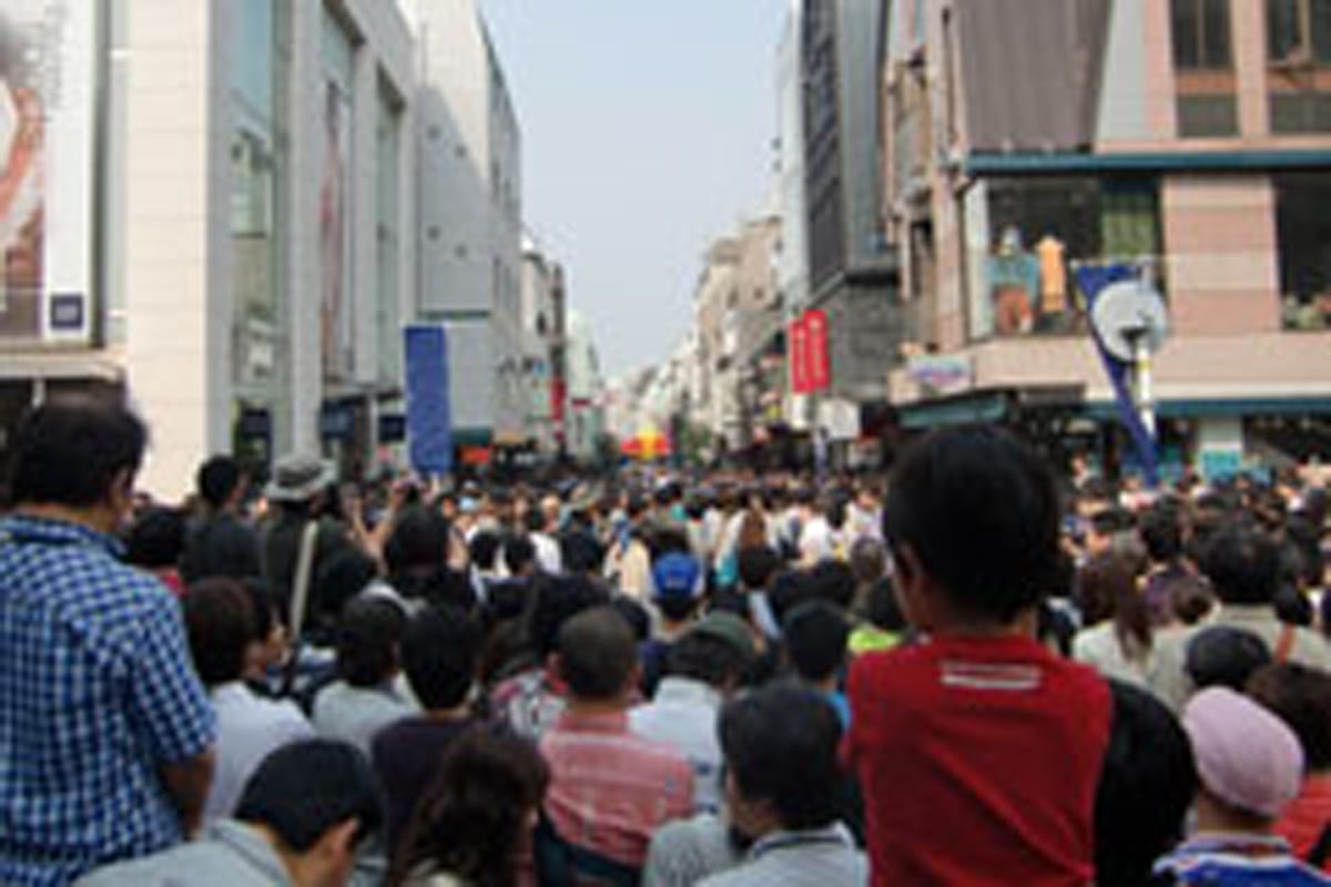 レッドブル 日本初の公道F1デモ走行、元町に1万人以上が来場