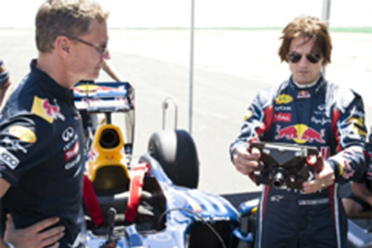 トム・クルーズ、レッドブルのF1マシンをドライブ