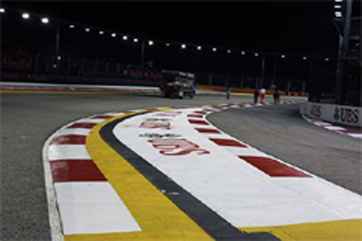 F1シンガポールGP、縁石の補修でセッション開始に30分の遅れ