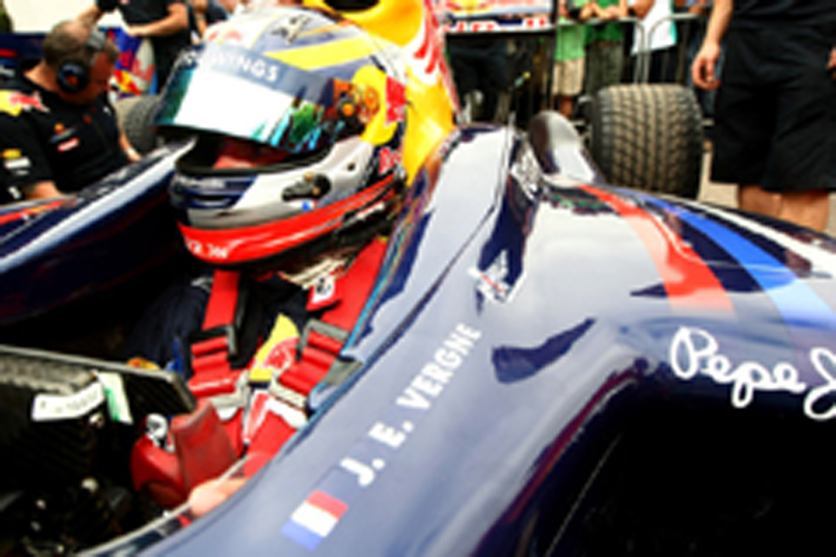 動画：ジャン・エリック・ベルニュ、シルバーストンでRB7をドライブ