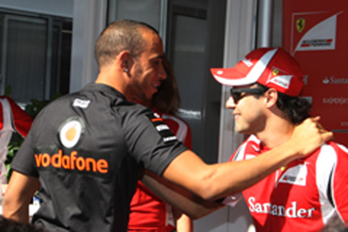 ルイス・ハミルトンとフェリペ・マッサ、レース後に抱擁で仲直り