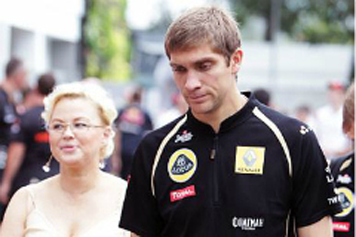 ヴィタリー・ペトロフ、2012年のF1残留を賭けて4チームと交渉