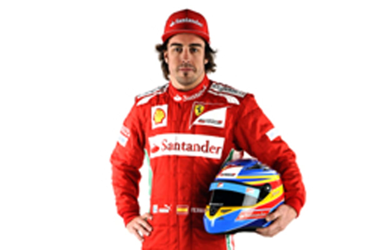 フェラーリ、2012年版のレーシングスーツを披露