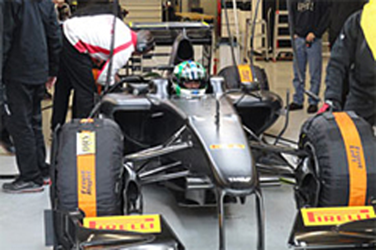 ピレリ、2013年F1タイヤ開発のためのF1マシンを捜す