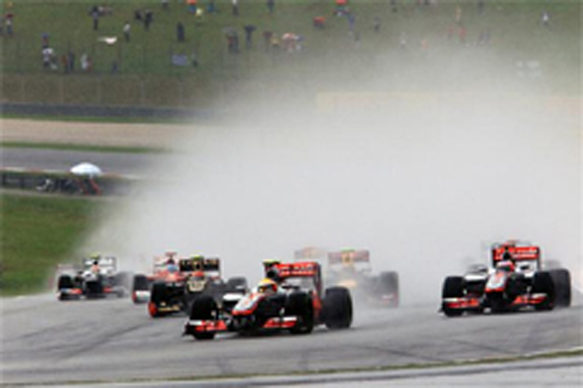 F1マレーシアGP、雨で赤旗中断