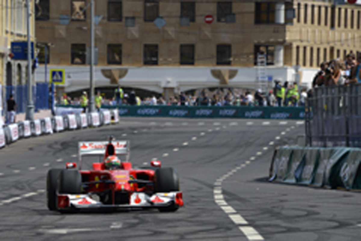 【動画】 フェラーリ、ロシアでF1デモ走行