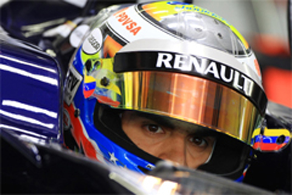 パストール・マルドナド、ベネズエラの凱旋F1デモ走行でクラッシュ