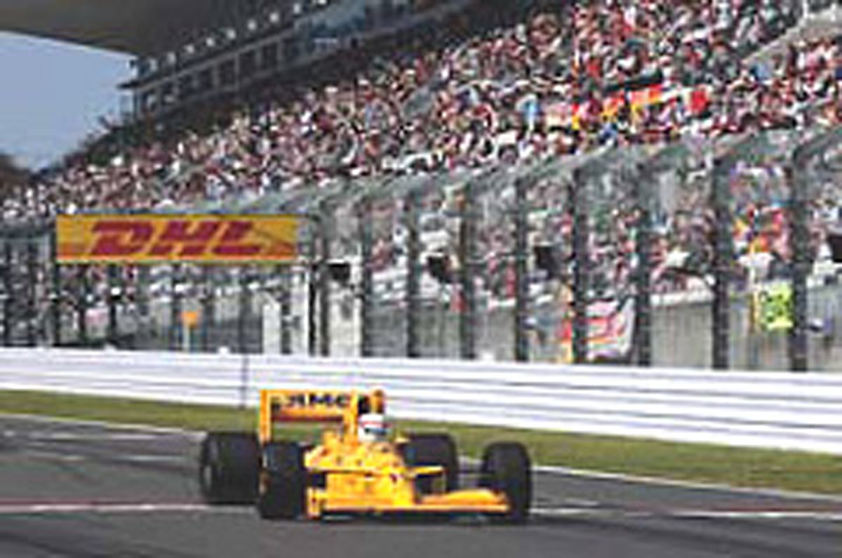 F1日本GP、J.アレジ&中嶋悟&鈴木亜久里が往年のマシンでデモ走行