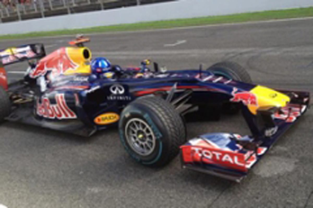 デイモン・ヒル、レッドブル RB6をドライブ