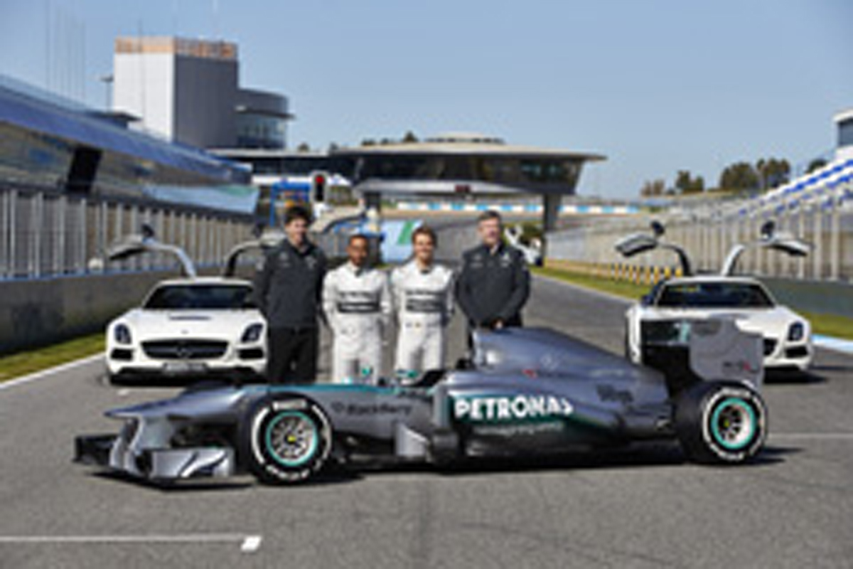 メルセデスAMG、W04を発表