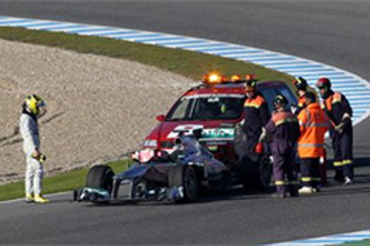メルセデスAMG W04、問題発生で初日のテストを切り上げ
