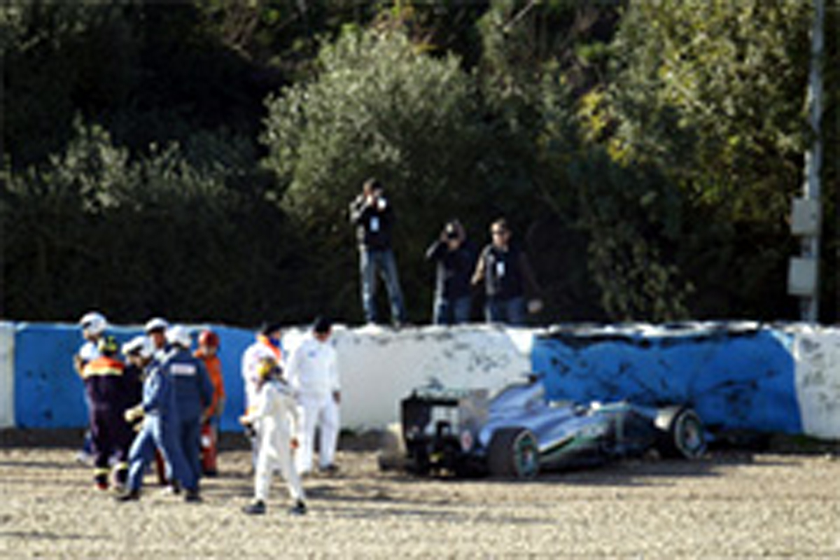 ルイス・ハミルトン、メルセデス W04での初テストでクラッシュ