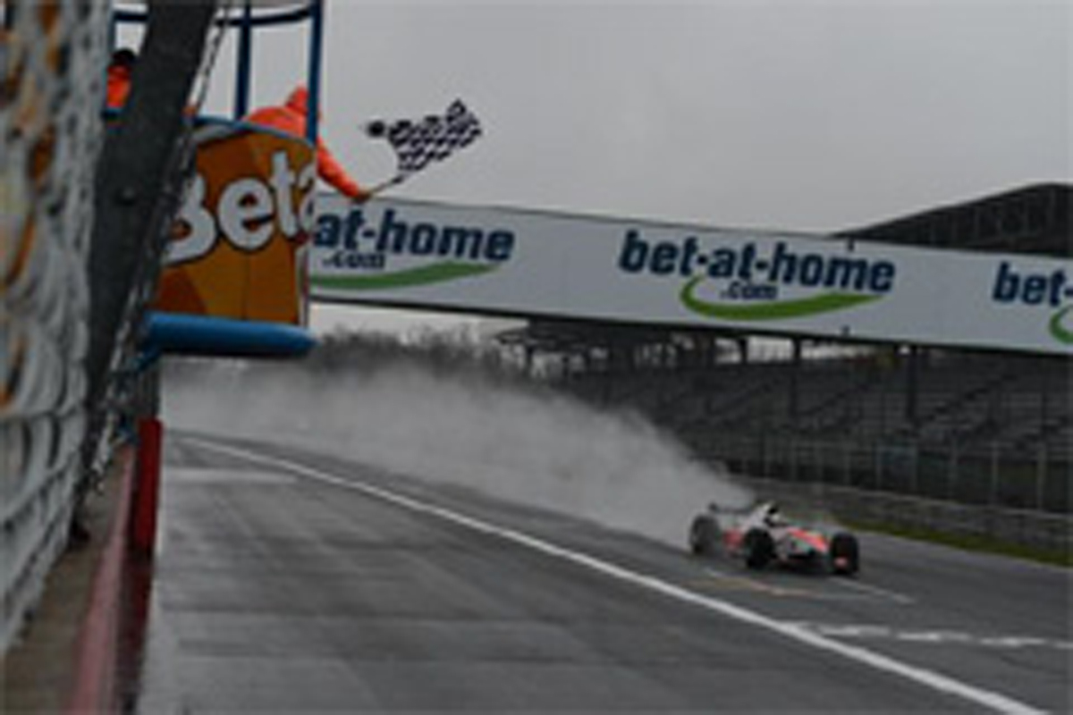 佐藤公哉、雨のレース2で見事な優勝 （Auto GP 開幕戦）