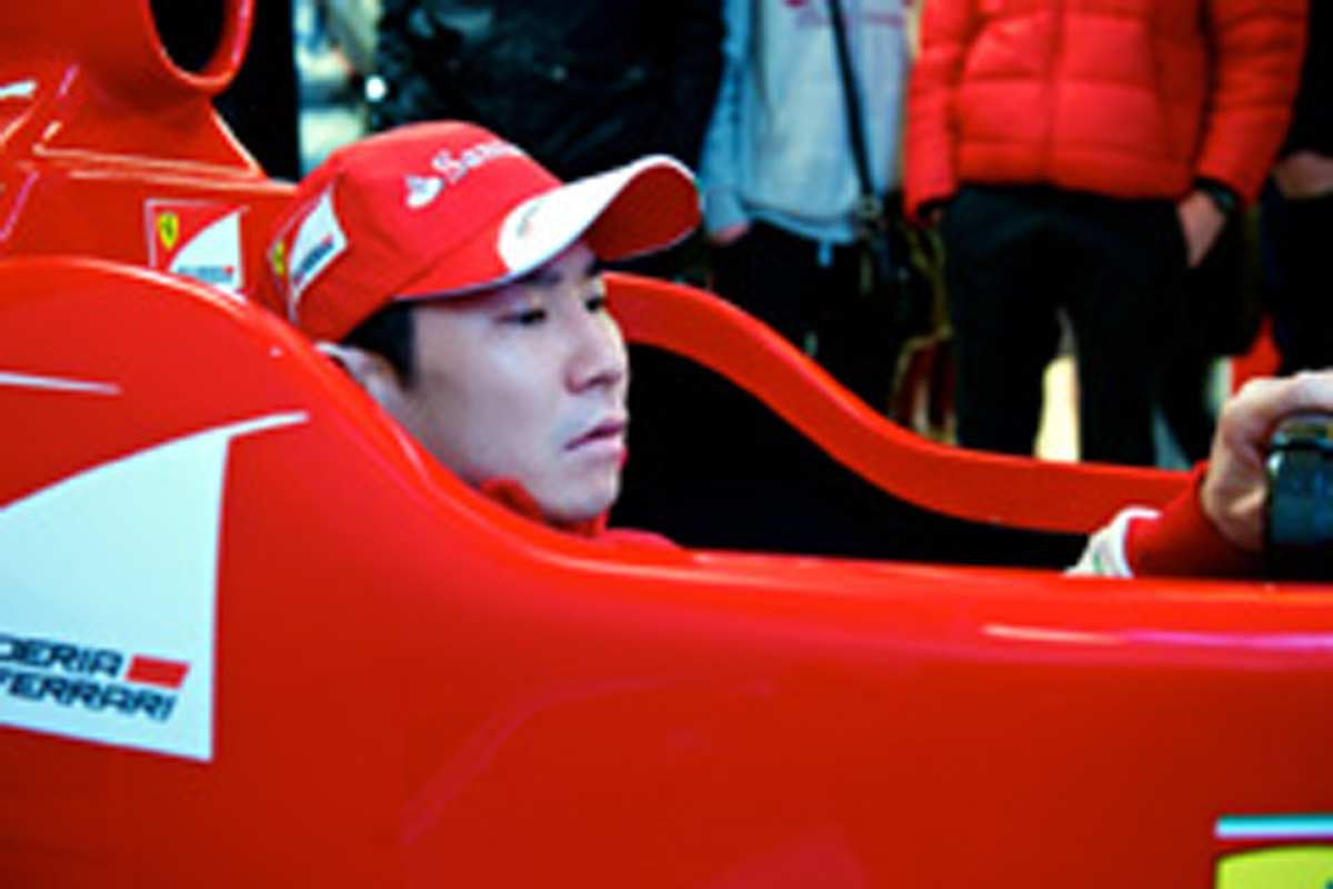 小林可夢偉、フェラーリ・ミュージアムのF1シミュレーターを体験