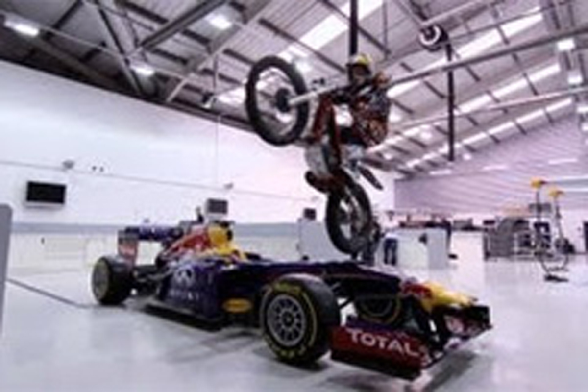 【動画】 ドギー・ランプキン、レッドブルのファクトリー内を走行