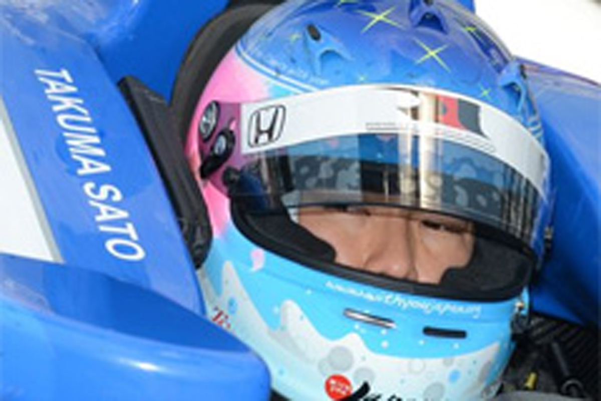 佐藤琢磨、昨年のインディ500で着用したヘルメットを出品