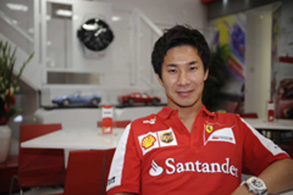 小林可夢偉、フェラーリのF1シミュレーターで作業