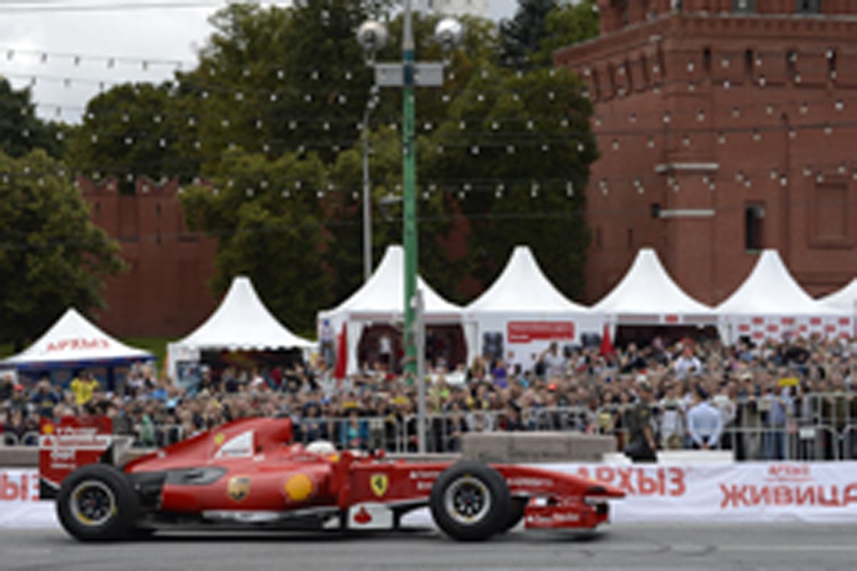 【動画】 小林可夢偉、フェラーリでF1デモ走行