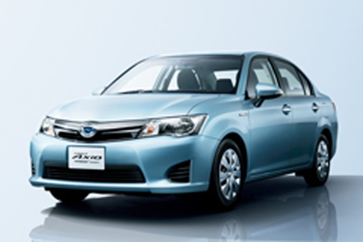トヨタ、カローラにハイブリッド車を追加