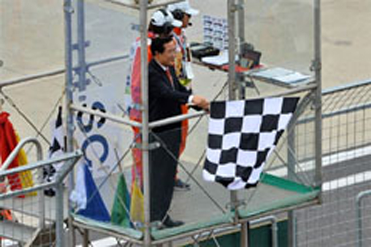 F1韓国GP、チェッカーフラッグの担当者でひと騒動