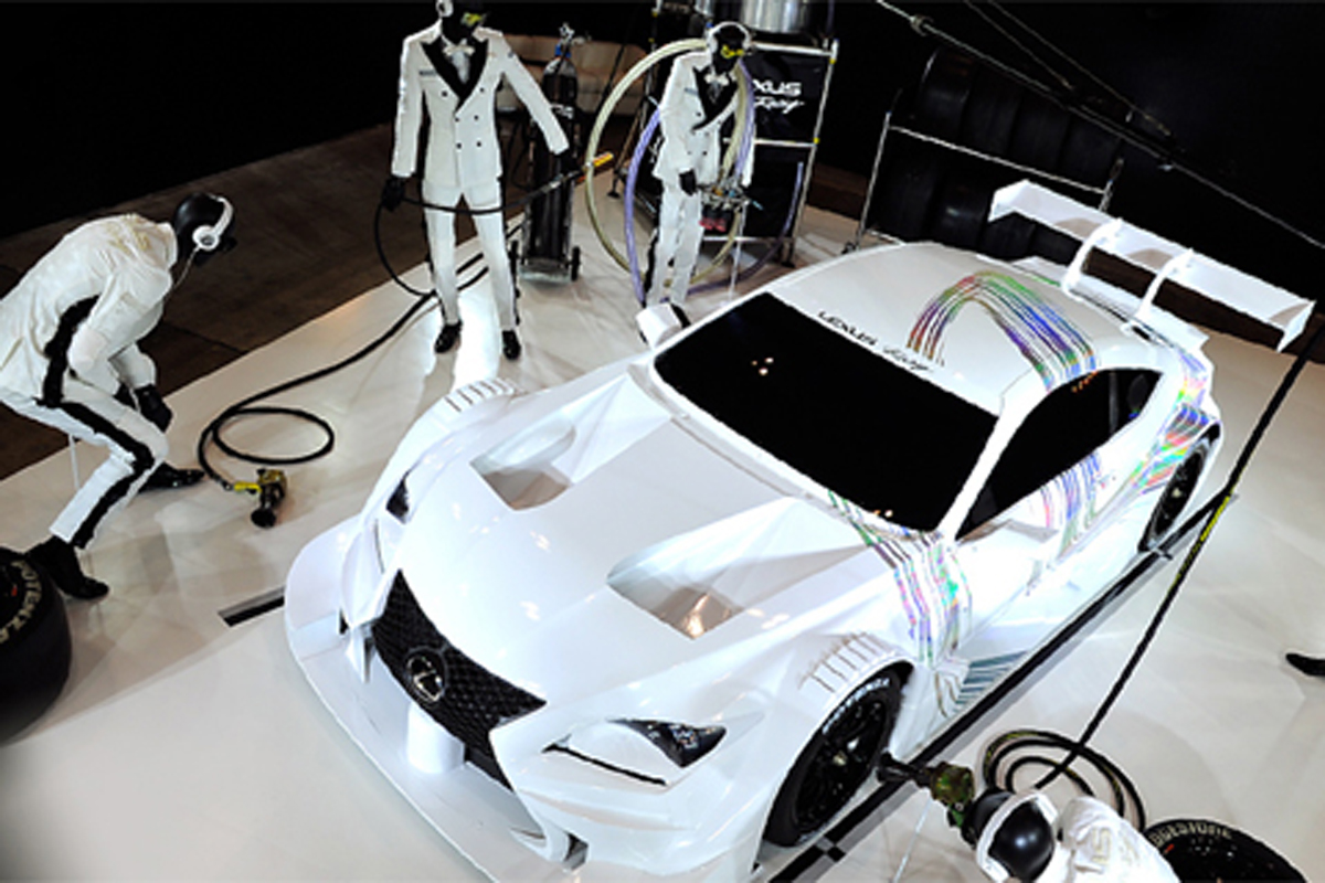 レクサス、レースとファッションを融合した展示：東京オートサロン