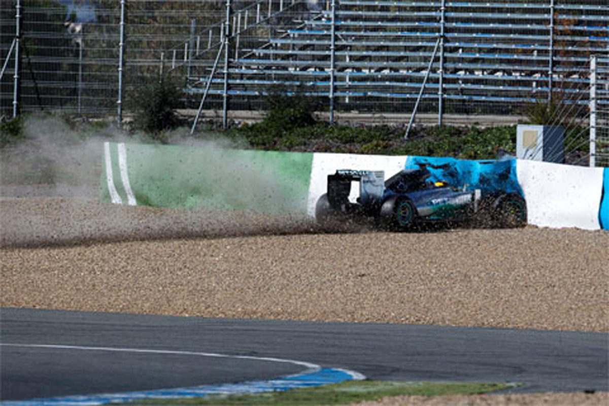 ルイス・ハミルトン、メルセデスの新車W05でクラッシュ