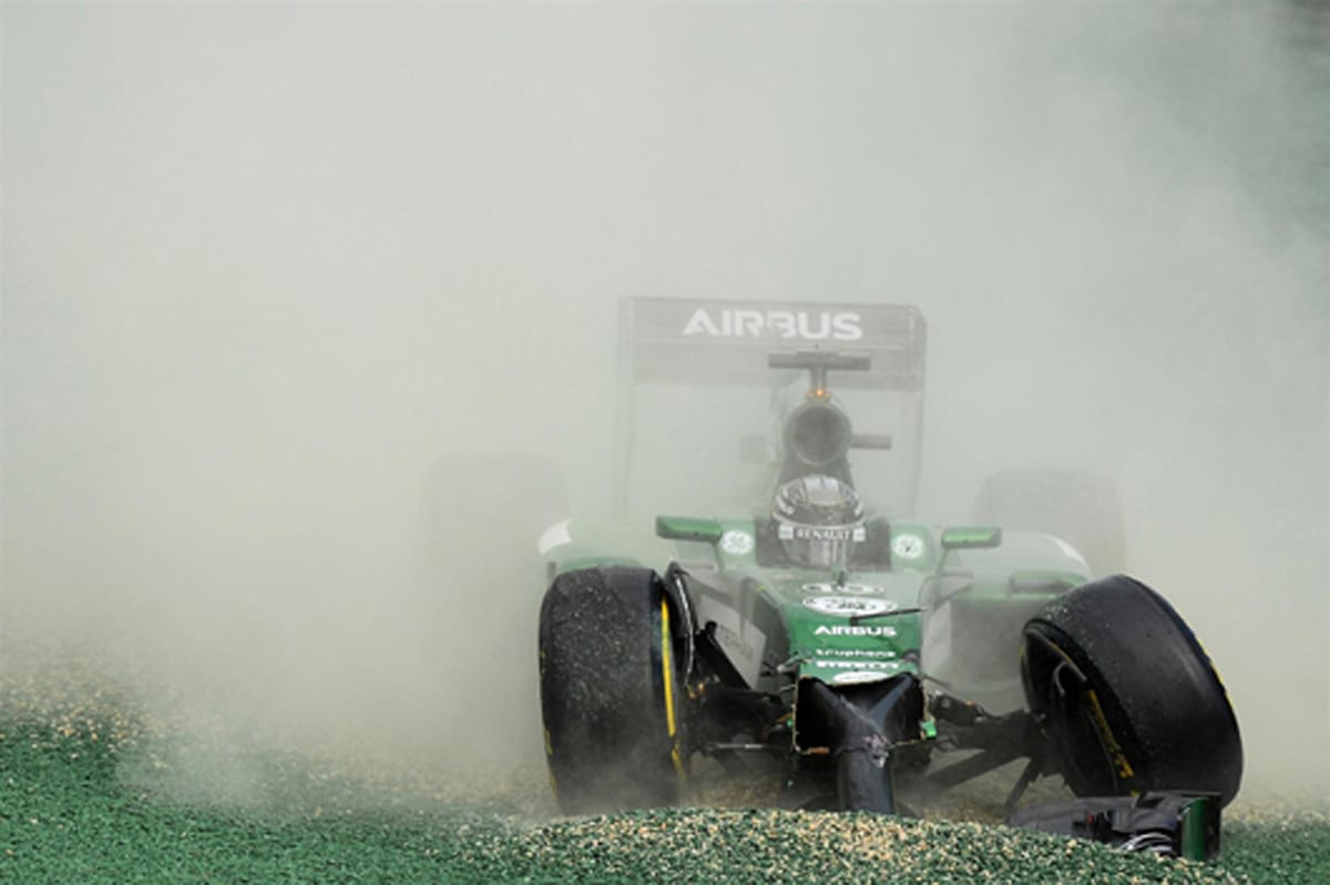 小林可夢偉、スタート直後にクラッシュリタイア (F1オーストラリアGP)
