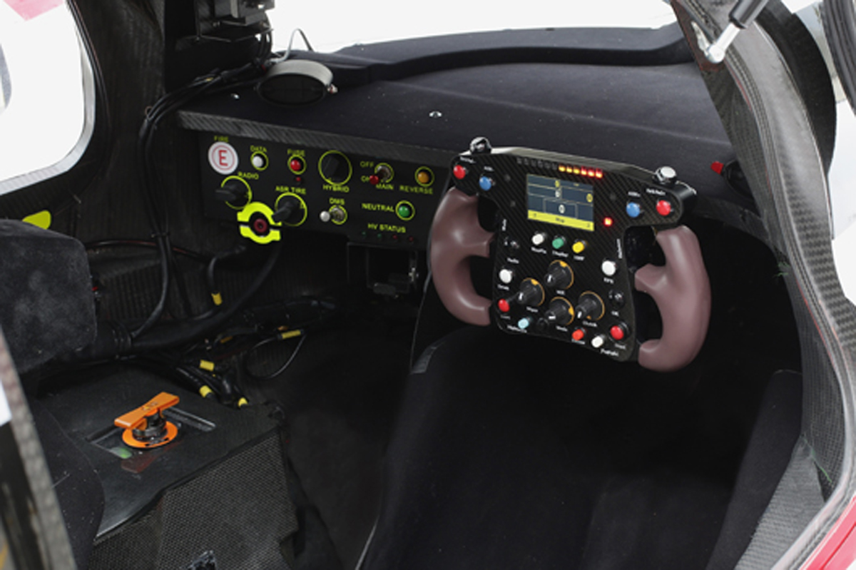 アウディ R18 e-tron クワトロ、人間工学に優れた新コクピットを採用