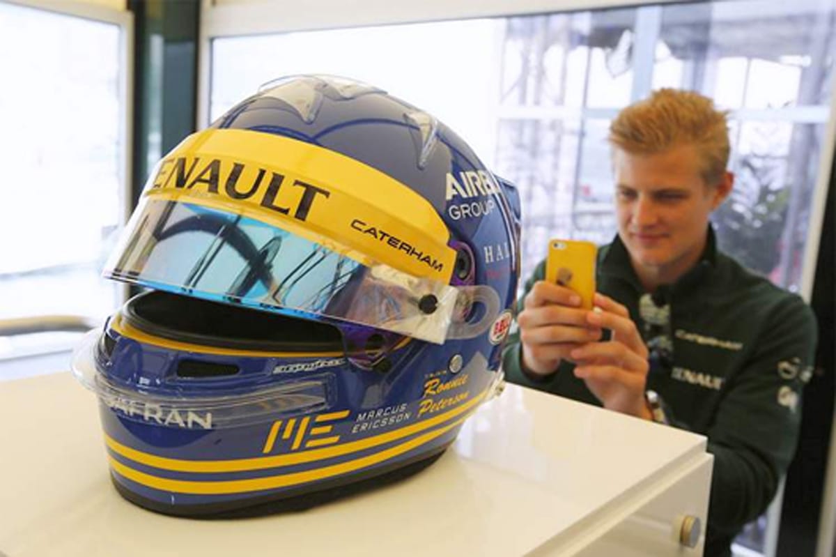 マーカス・エリクソン、ロニー・ピーターソンを称えたヘルメットを着用