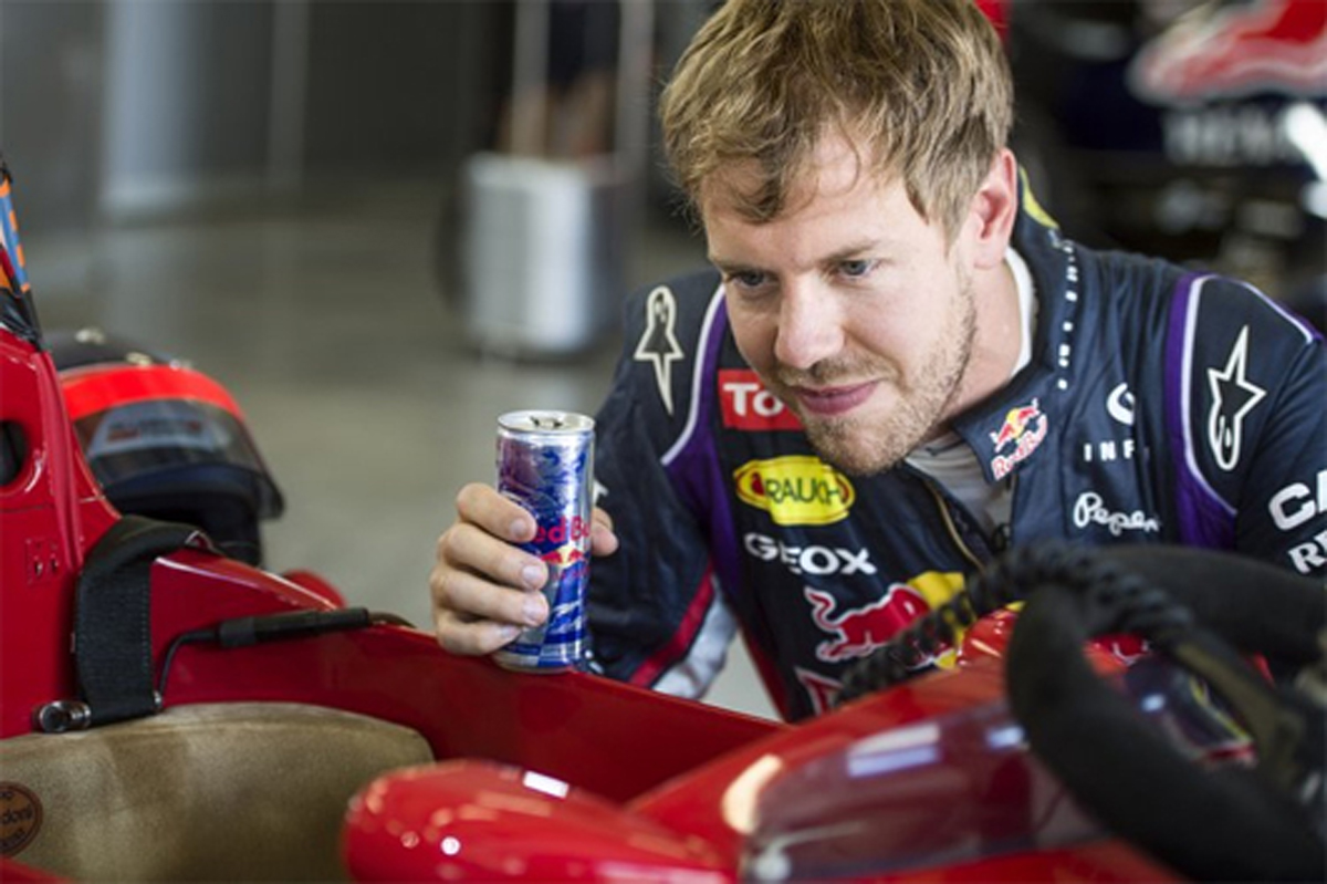 セバスチャン・ベッテル、フェラーリ F1 87-88Cで走行