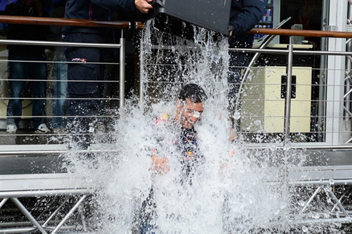 ダニエル・リカルド、氷水をかぶるチャリティに参加