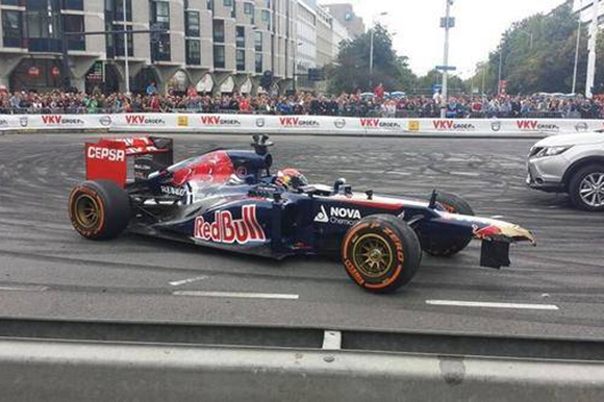 マックス・フェルスタッペン、F1デモ走行でクラッシュ