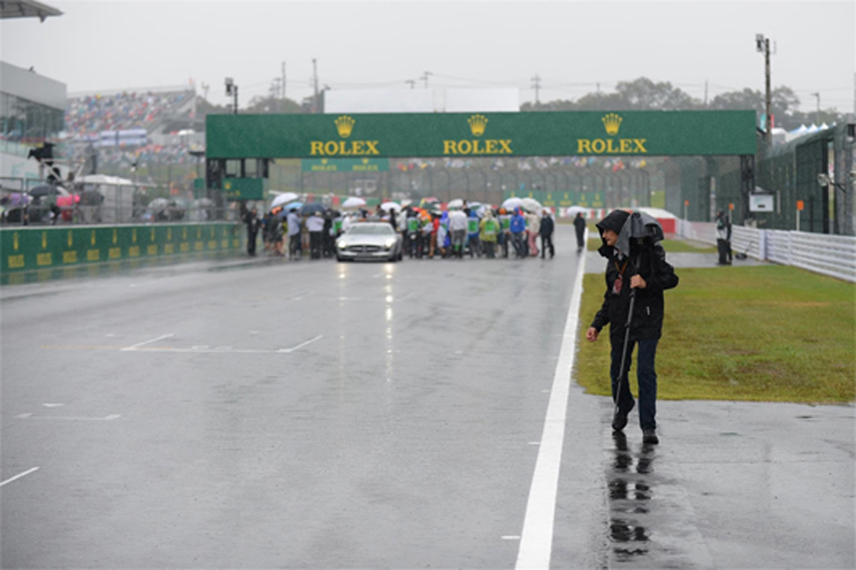 F1日本GP：大雨でセーフティカースタートも赤旗中断