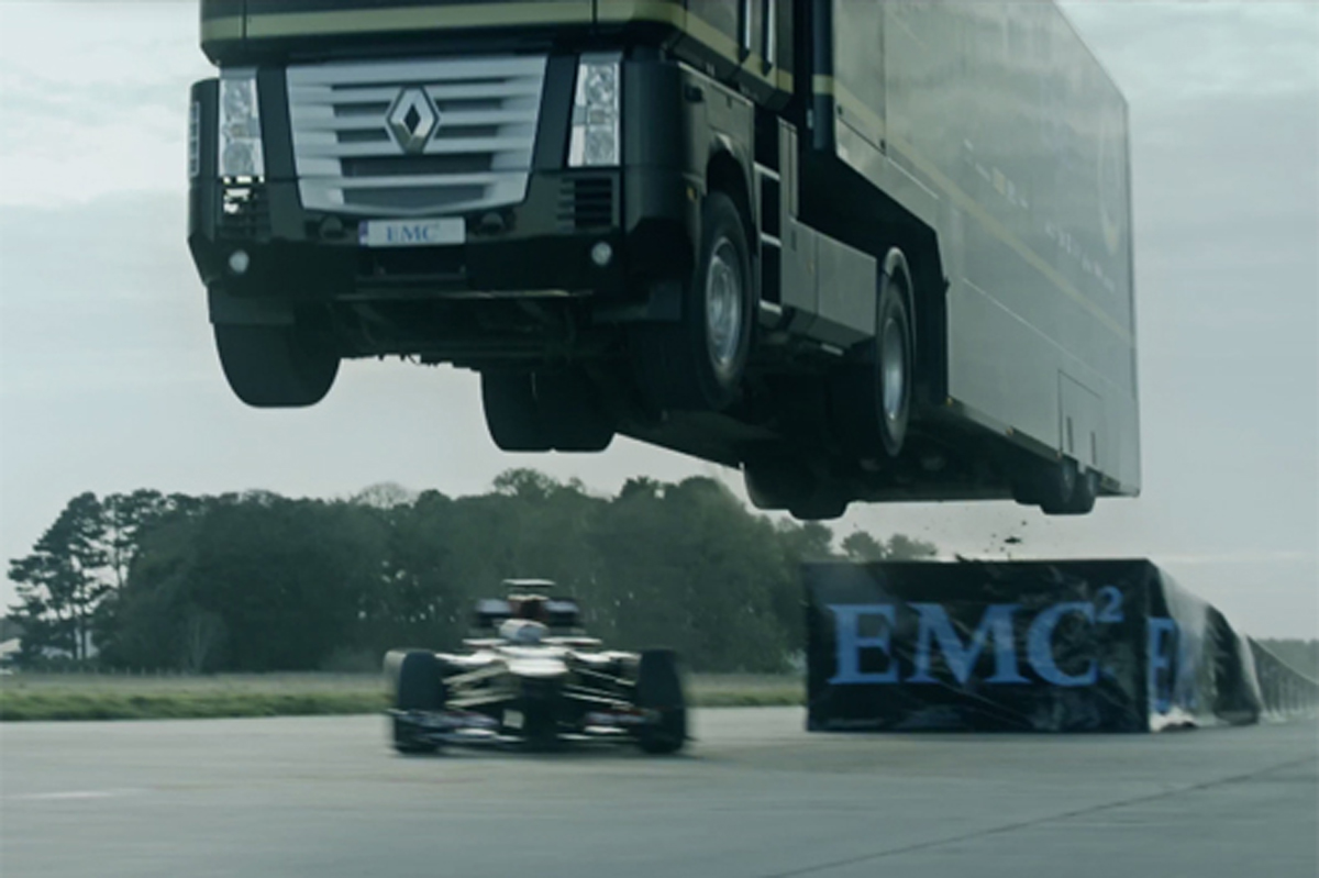 【動画】 ロータスのチームトラックがF1マシンを飛び越える!