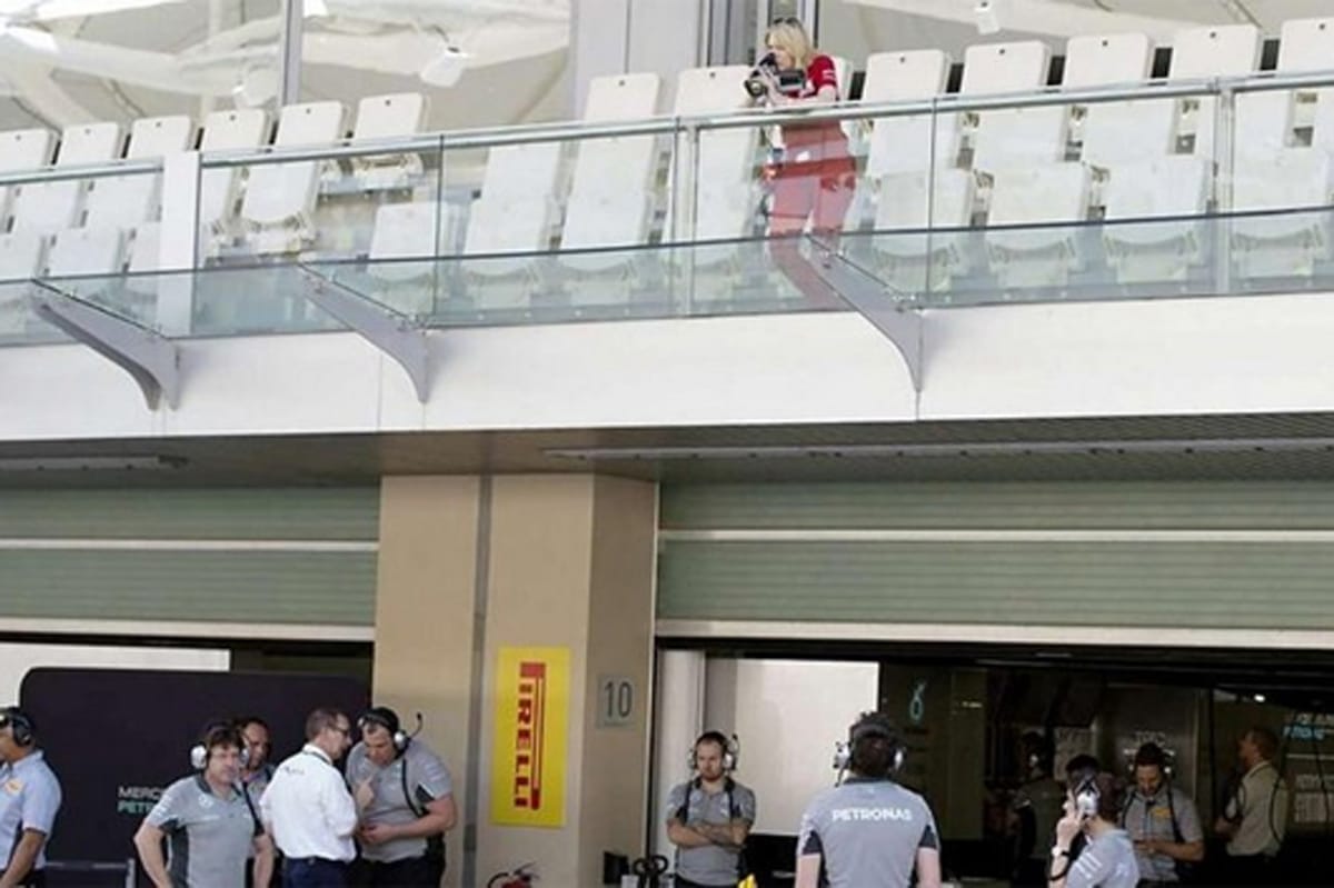 フェラーリの女スパイ、メルセデスを盗撮