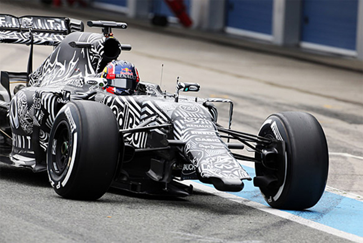 レッドブル、唯一のRB11のフロントウイングを破損