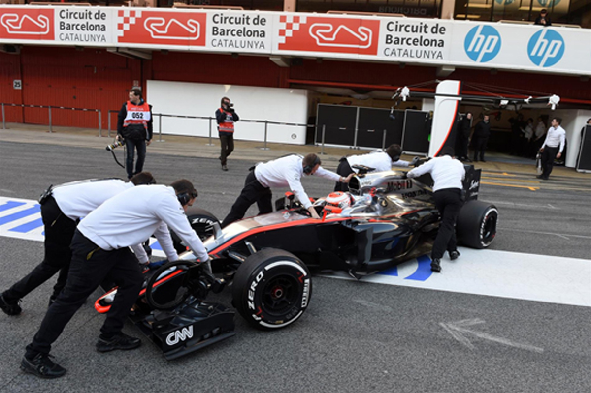 マクラーレン・ホンダ、エンジン問題で初日のテストを切り上げ