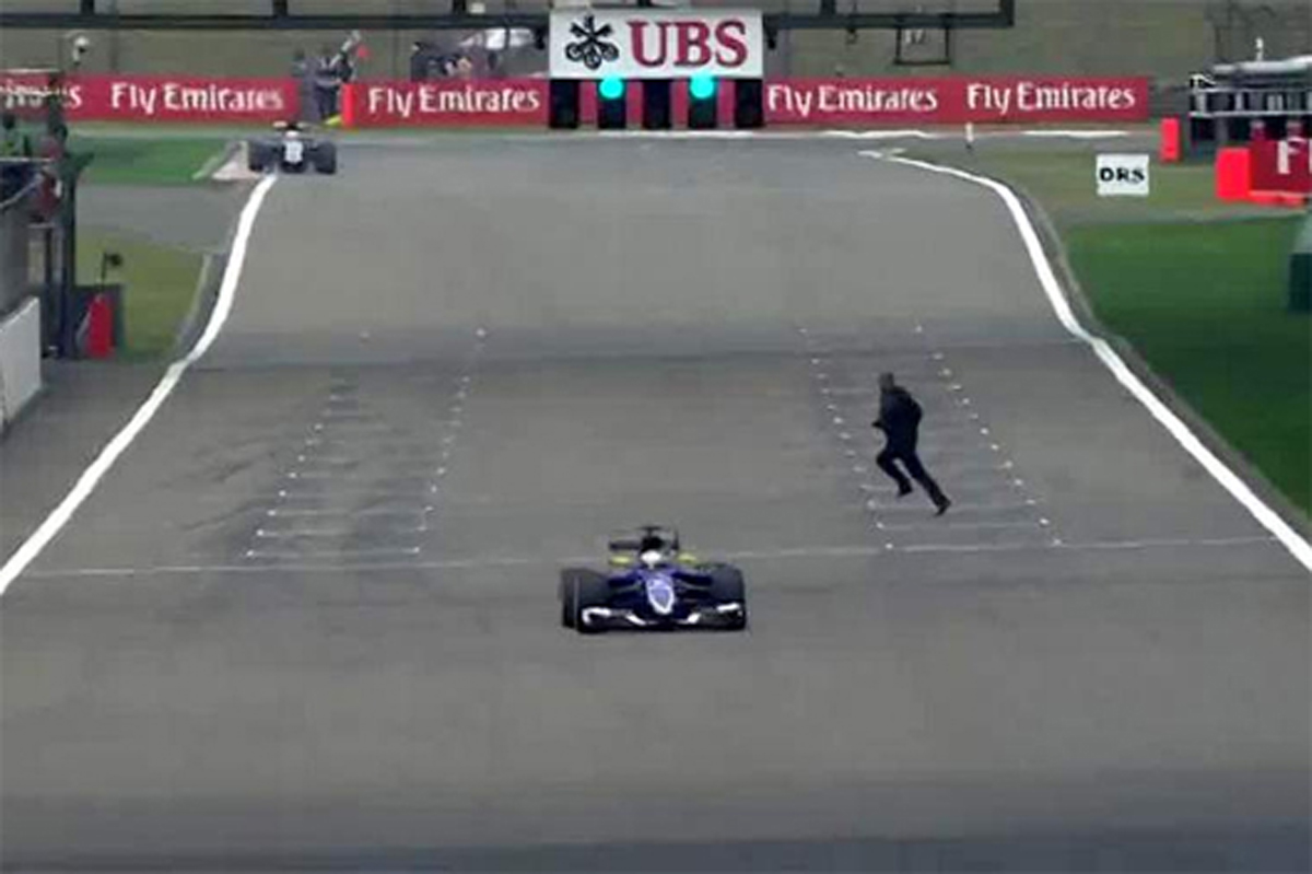 F1中国GP:フリー走行中に男がトラックに進入して逮捕